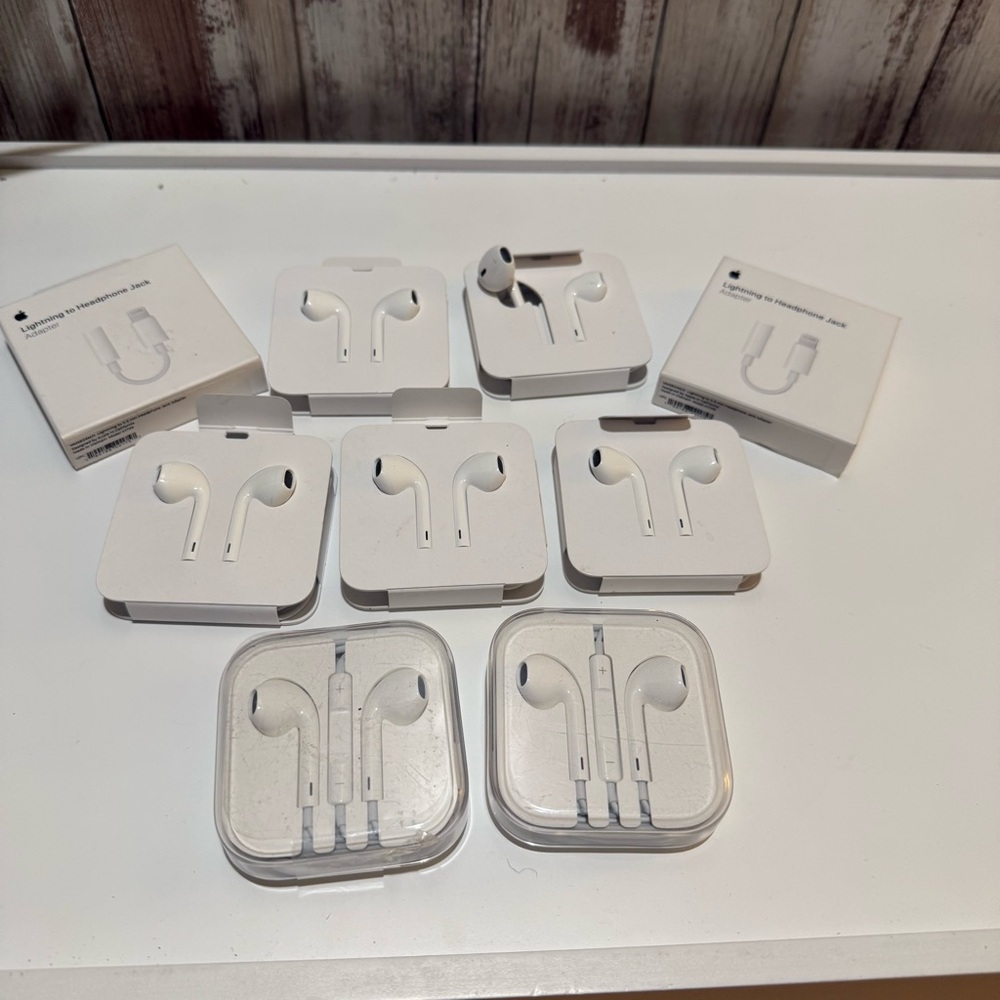 Apple White Earbuds and Earphones Bundle with 2 Lightning Jack